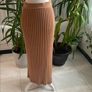 Elegant Tan Pleated sweater maxi Skirt like new size M